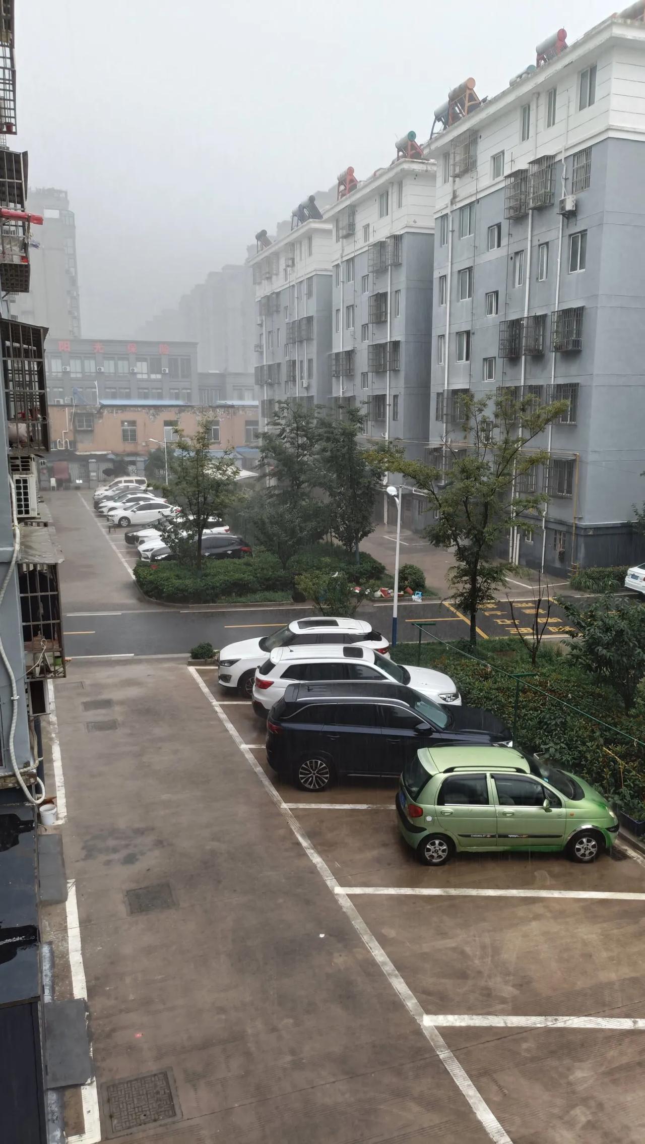 你的位置目前正在下着雷暴雨，可能影响到你的正常生活。