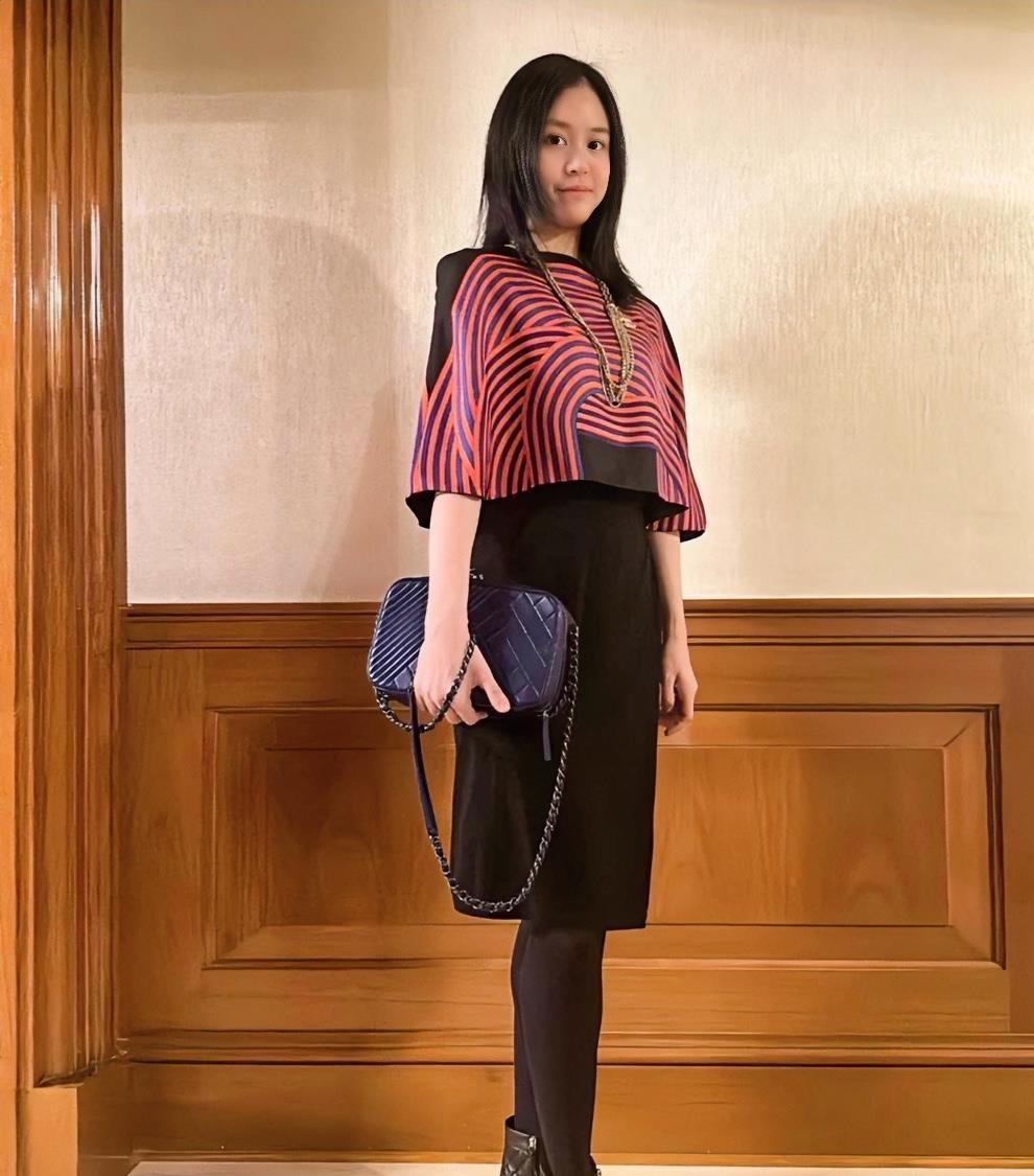 刘銮雄和吕丽君的女儿，读的是港大建筑系，本科到硕士都没离开香港，2026年硕士论