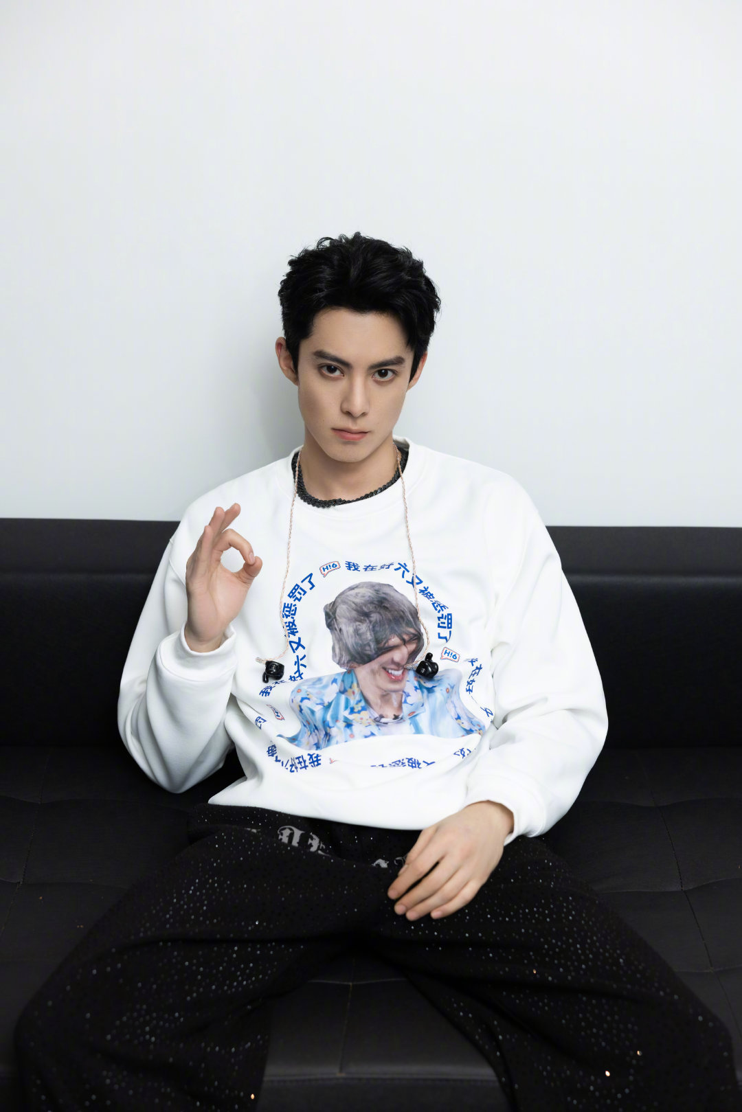 王鹤棣穿好六惩罚衣跨年彩排 王鹤棣穿着自己的表情包惩罚卫衣参加湖南卫视跨年彩排 