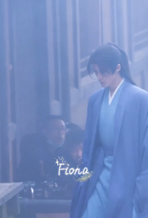 檀健次素衣披发造型檀健次谢却山蓝衣清冷感透 檀健次谢却山蓝衣清冷感透，檀健次素衣