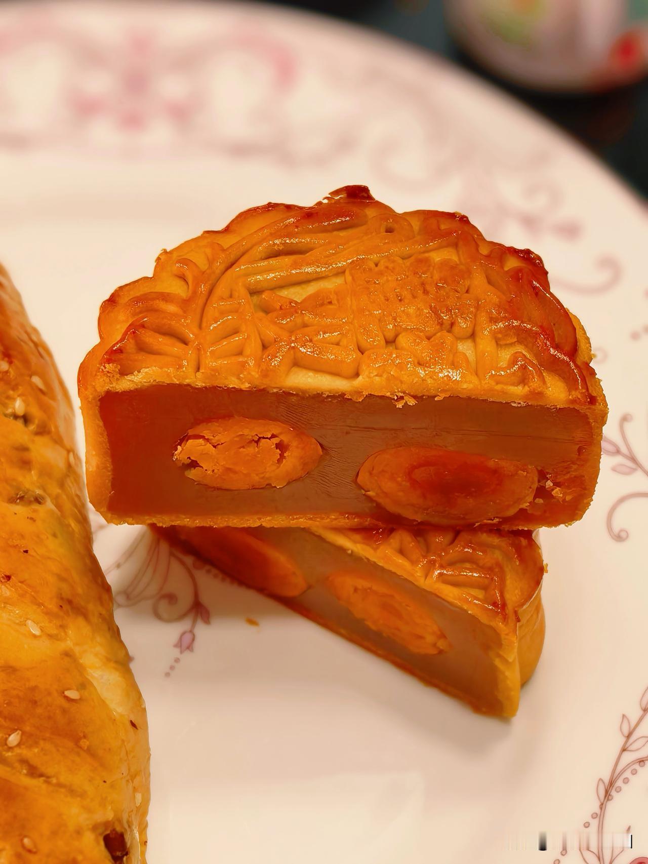 蛋黄酥自己做的，月饼是莲香楼的