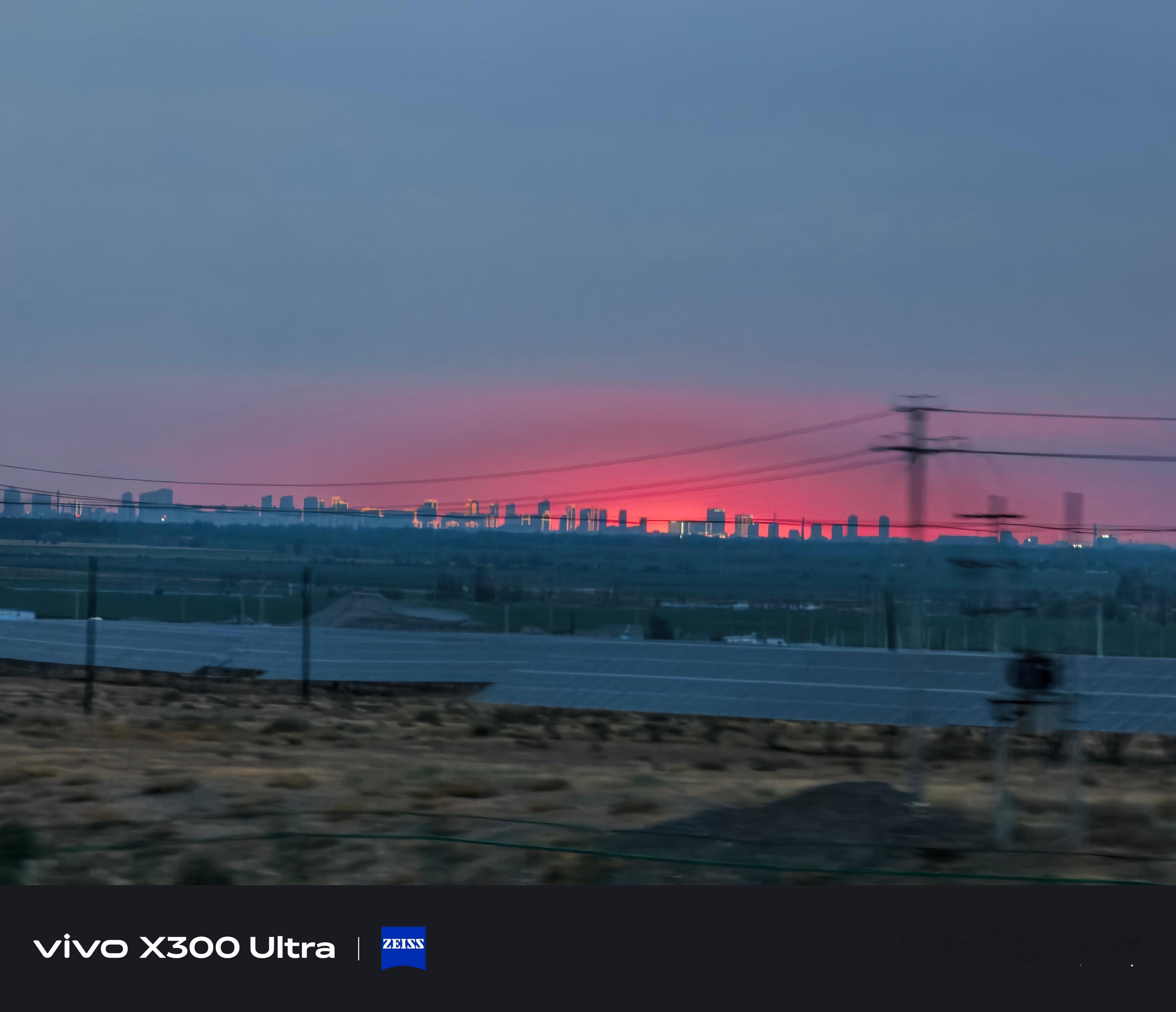 乌云缝隙里的夕阳，夕阳下是奎屯市天际线，vivo X300 Ultra 230m