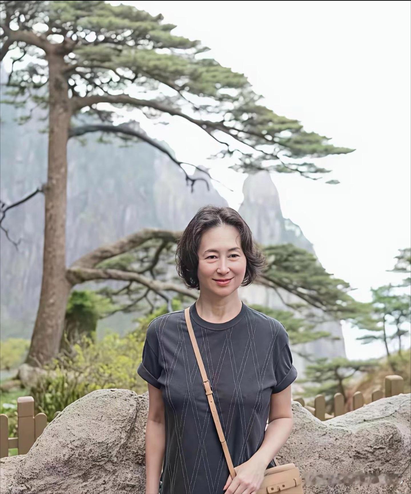 何超琼爬黄山，真是出身豪门啊