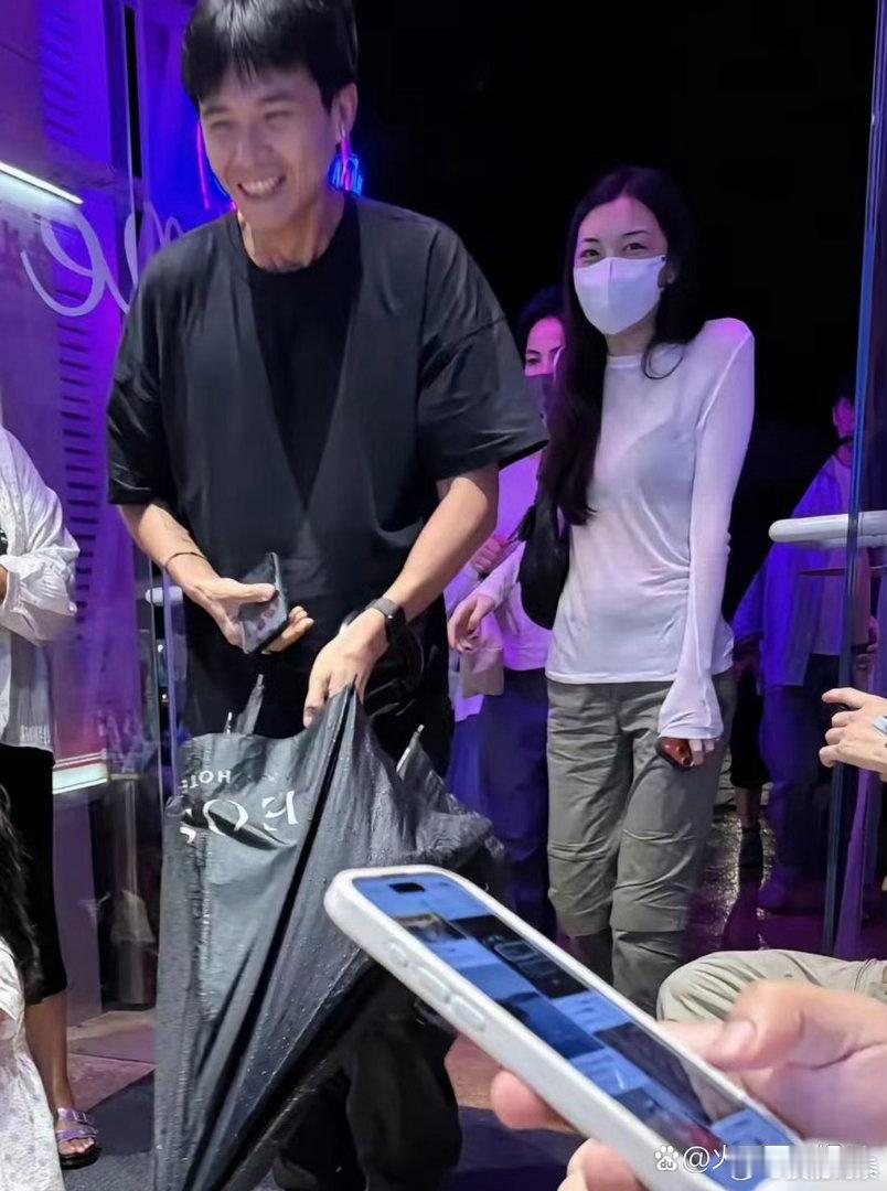 57岁王菲和女儿李嫣现身河北一间餐馆吃面，母女俩都戴着口罩，穿着白色上衣，身材都