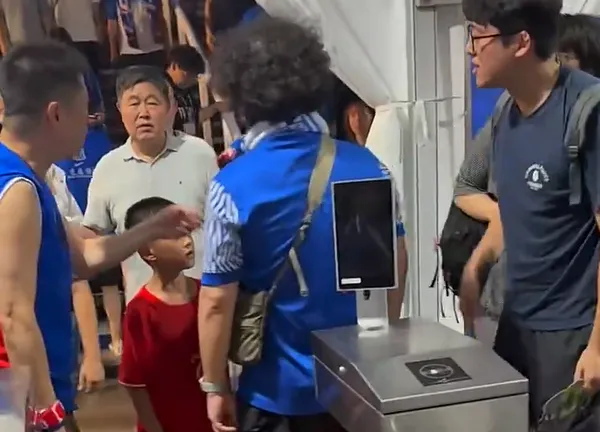 唐蒙：3名申花球迷咎由自取，男孩父亲没有尽到保护责任