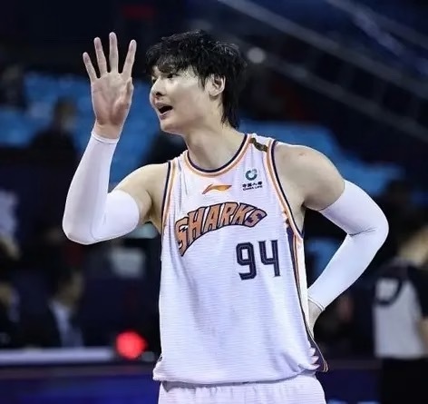 随着张镇麟加盟，上海新赛季可以排出一套超强5人阵容：1、后卫——李添荣，身高1米