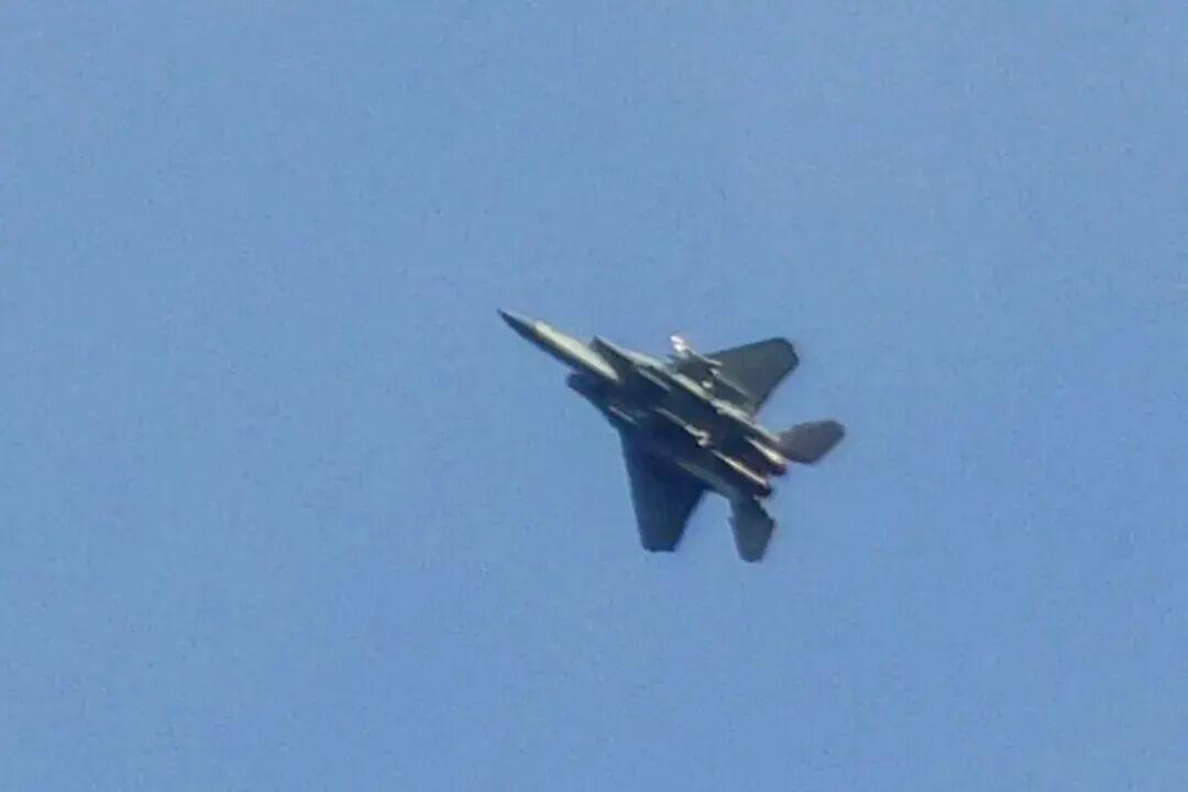 突发！美军凌晨发起空袭，伊朗霍尔木兹海峡咽喉基地附近爆炸，伊朗防空系统猛烈开火几