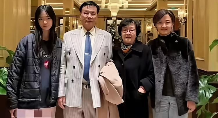 曾经央视记者李晓萌与父母以及女儿在一起时的留影。