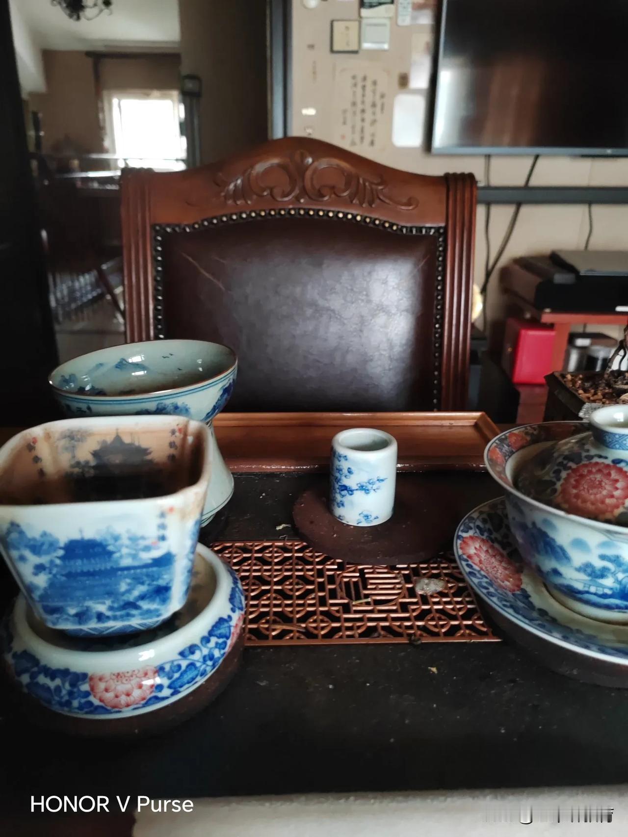  
今天是星期六，天气阴沉沉的，20度不到，下午接一下高一的孩子！本来孩子大了可