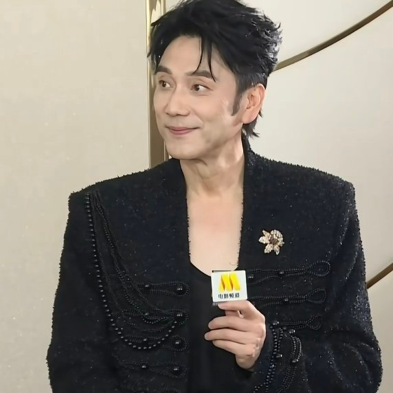 林依轮开口 同时进国家队和德云社林依轮一登台那现场氛围直接燃爆，尖叫声不绝于耳。