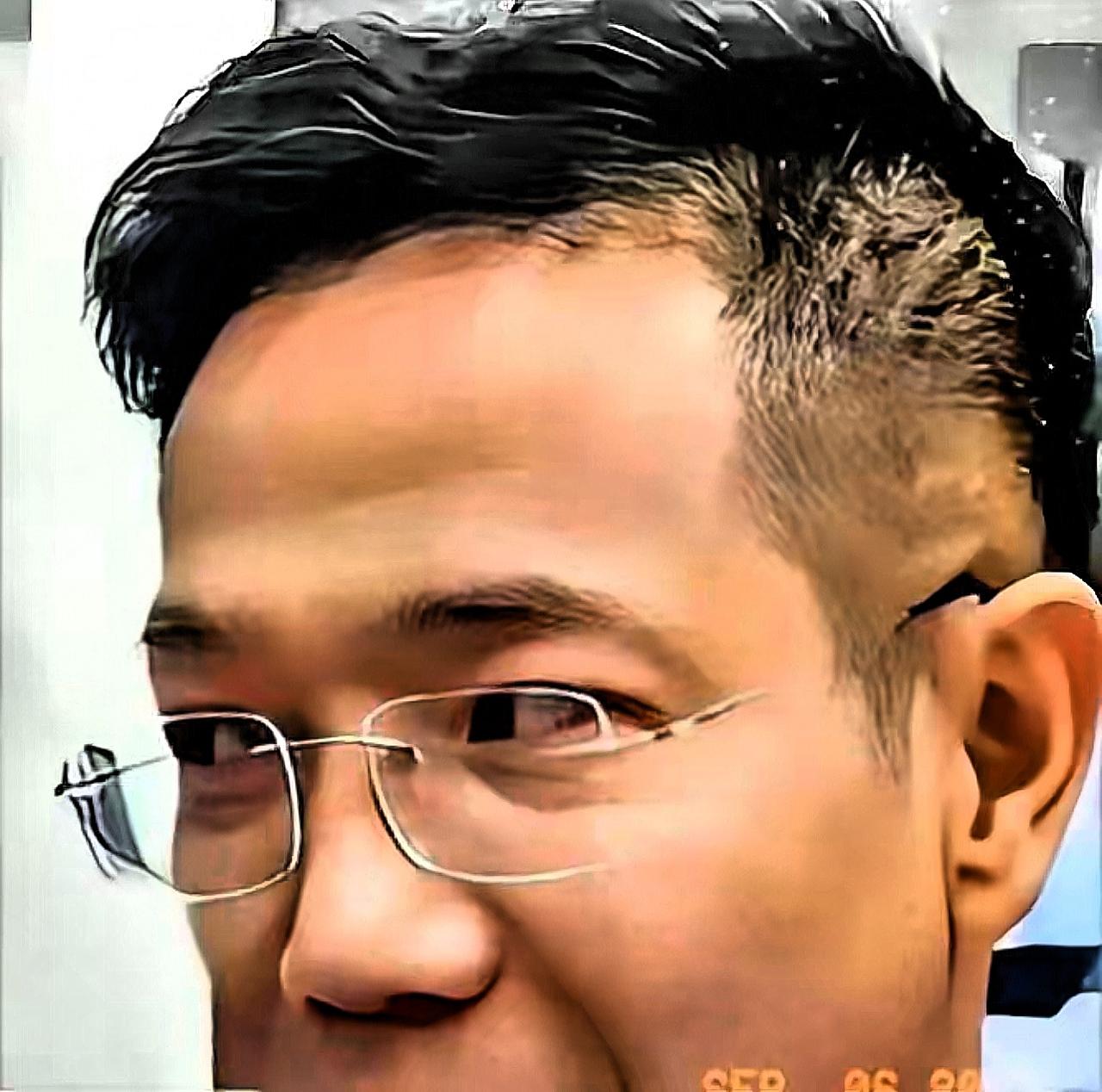 李圣律师挨的这一棍，敲的不只是头，是法治的警钟！

下班路上被四把雨伞围堵，后脑