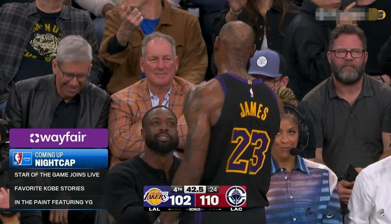 湖人巨星詹姆斯真是太不务正业了！在今天湖人客场挑战快船的焦点战中，当时比赛进行到