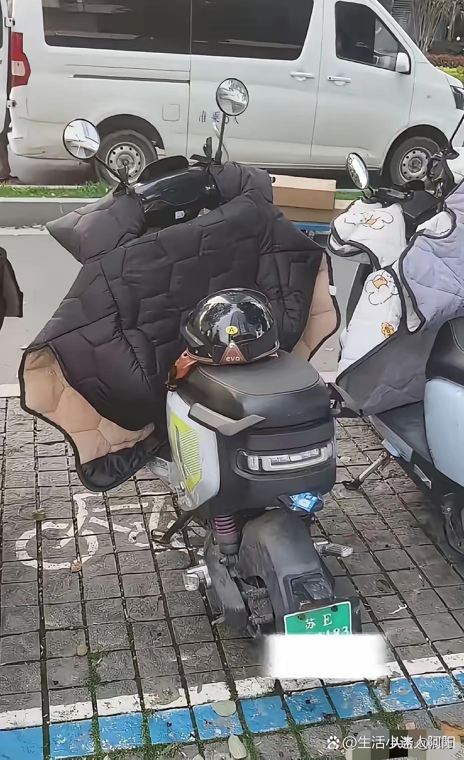 网上有人说，张雪峰太轴了，一个身家不菲的名人，成天骑个旧电驴。

这不是有钱没钱