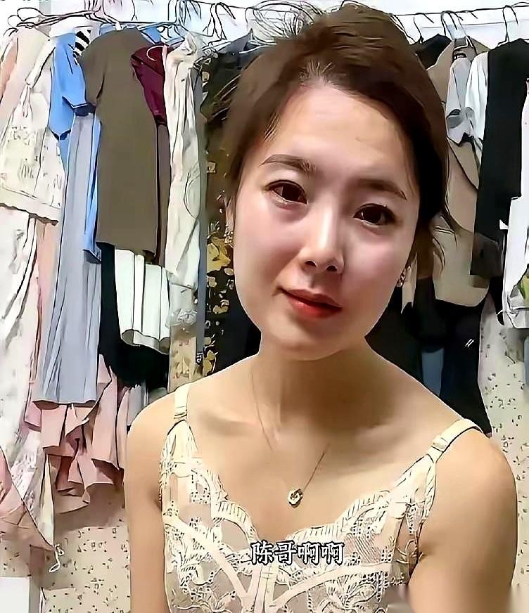 真是活久见，现在连熊孩子惹事，大家吃瓜的眼神都能精准跑偏到亲妈的脸蛋上。
前脚一