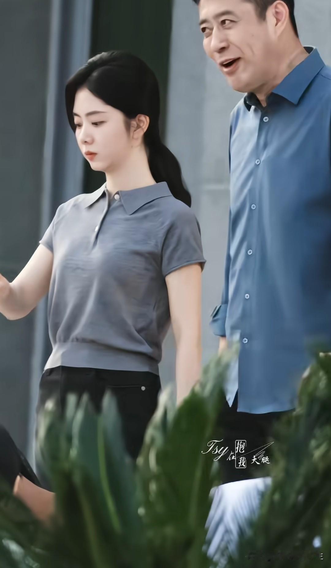 月色如水佳人相对，谭松韵拍照时那股认真劲儿，气场太有吸引力啦谭松韵演技实力 明星