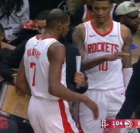 小贾能成为下一个杜兰特吗？史密斯谈老大哥杜兰特：

“有KD在，让人安心。”
