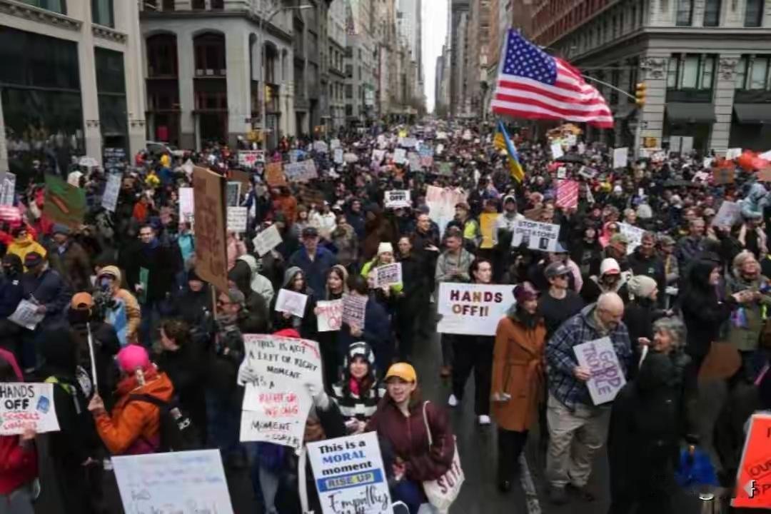 美国60多城乱成一锅粥！成千上万的人涌上街头喊着让特朗普下台，这哪是普通抗议，分