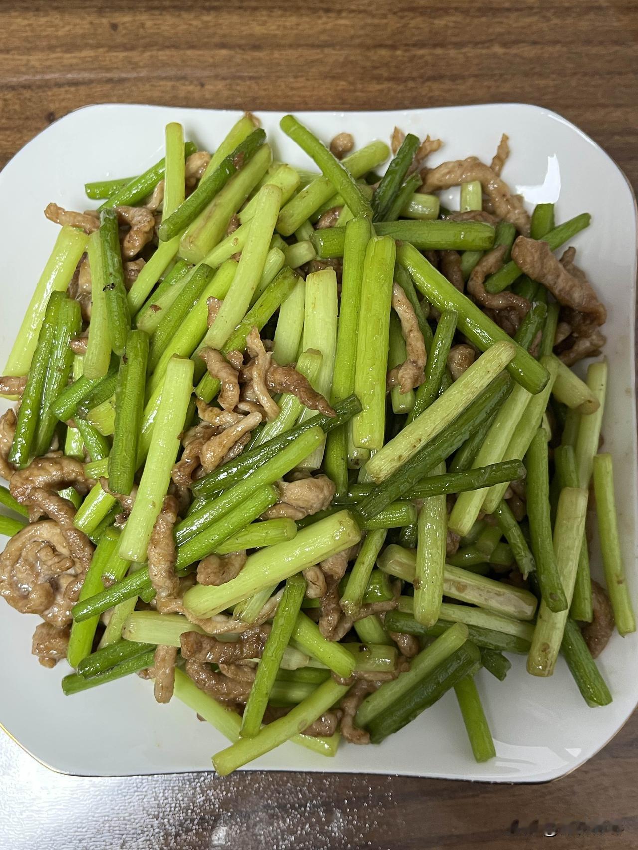 好友们晚上好！春安吉祥，晚餐香香！今天的晚餐：
西红柿炒鸡蛋
蒜苔炒肉丝
杂粮饭