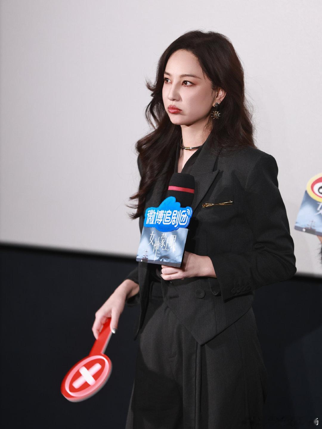 辛芷蕾你这么亲郑希怡咋招架 这波主动出击太甜啦！对视戏甜度拉满还不够，辛芷蕾大胆