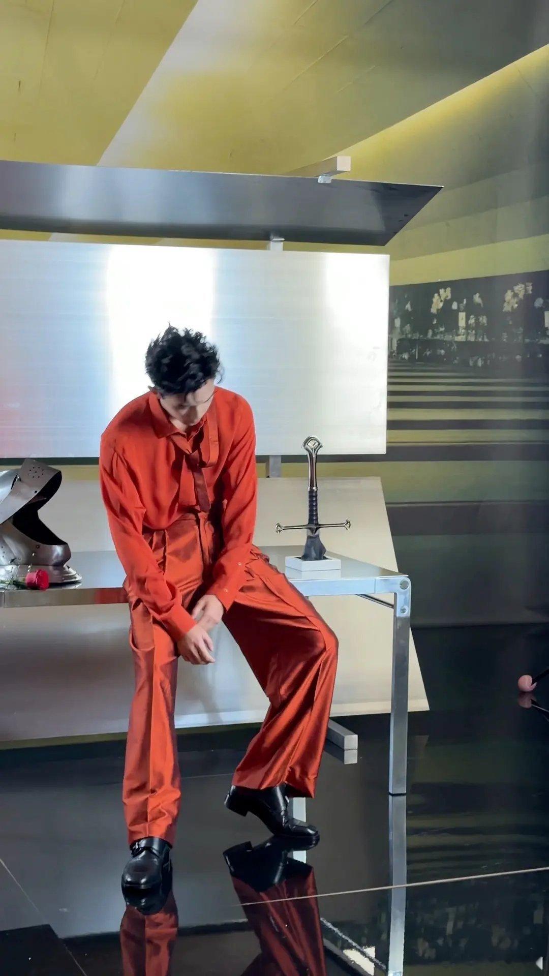 吴磊好硬核的时尚表现力！谁懂 