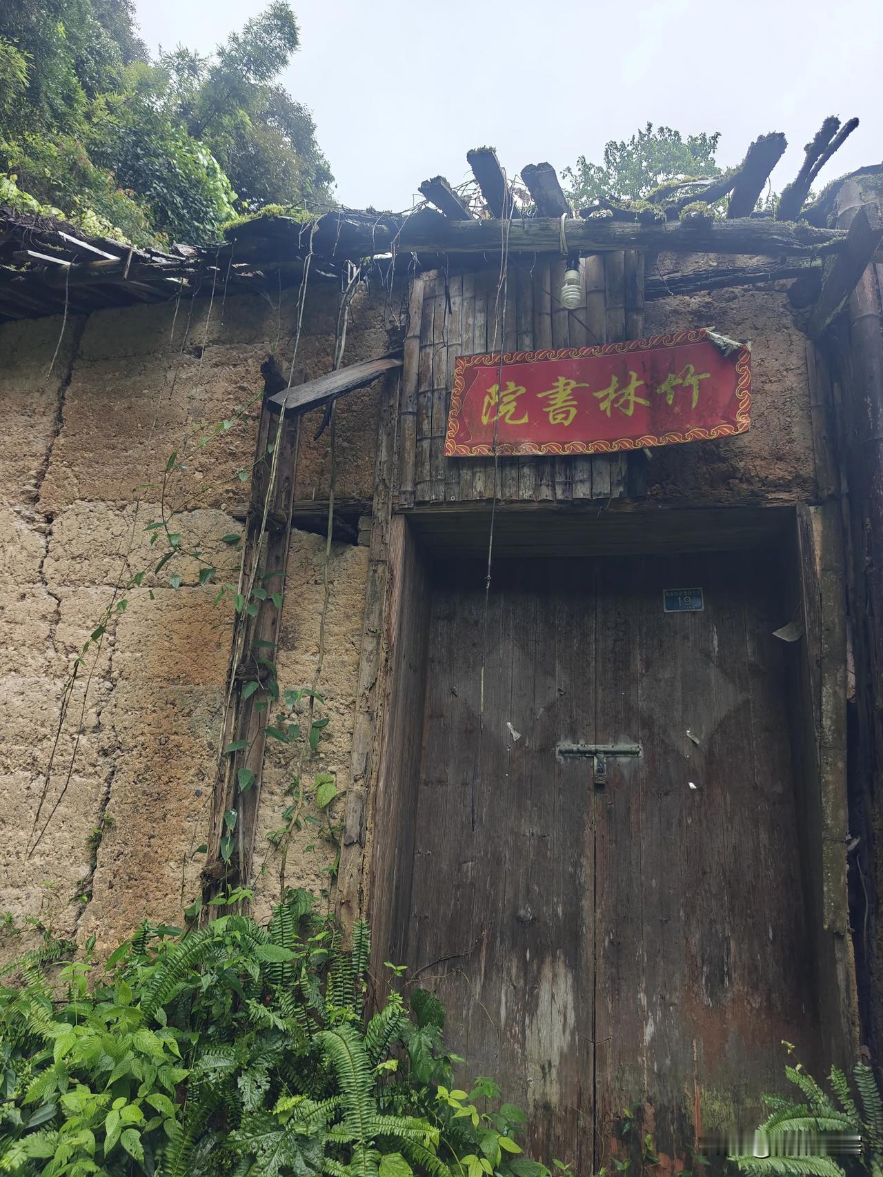 若问明天该是什么模样，或许它不必是惊雷乍响的传奇，而该是一种更温润的存在——
它