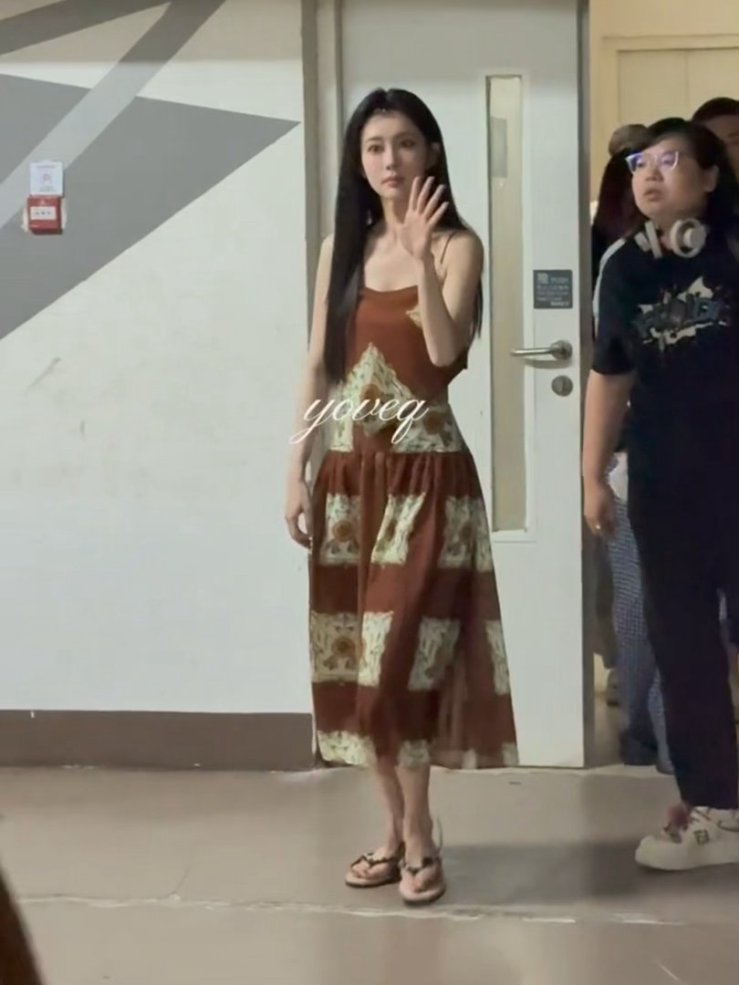 偶遇孟子义热带船长风孟子义来广州也得穿人字拖广州最近气温居高不下，户外真的超晒！