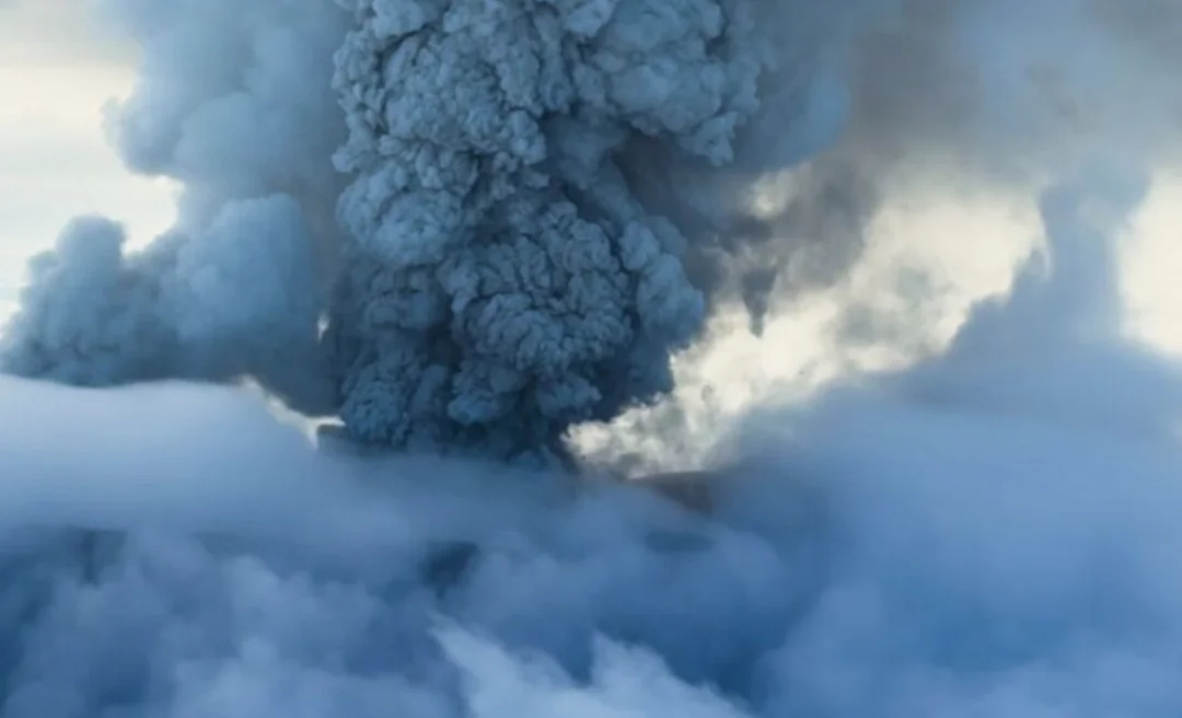 几个世纪来首次！俄罗斯远东地区一火山爆发