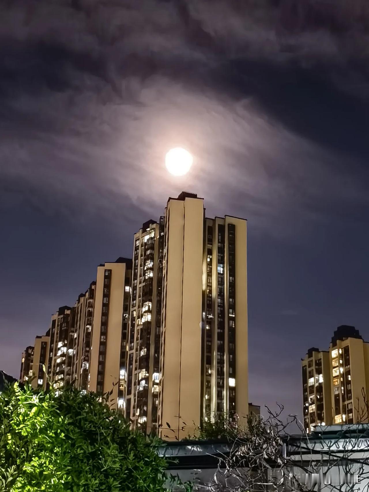 中秋月上
      月上柳梢，一轮圆月缓缓升上夜空，清辉洒落大地，又是一年中秋