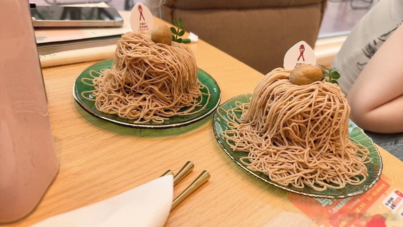 把普通的蛋糕拆开卖把普通的蛋糕拆开卖，把好看的蛋糕做丑卖，就能成为网红蛋糕[允悲