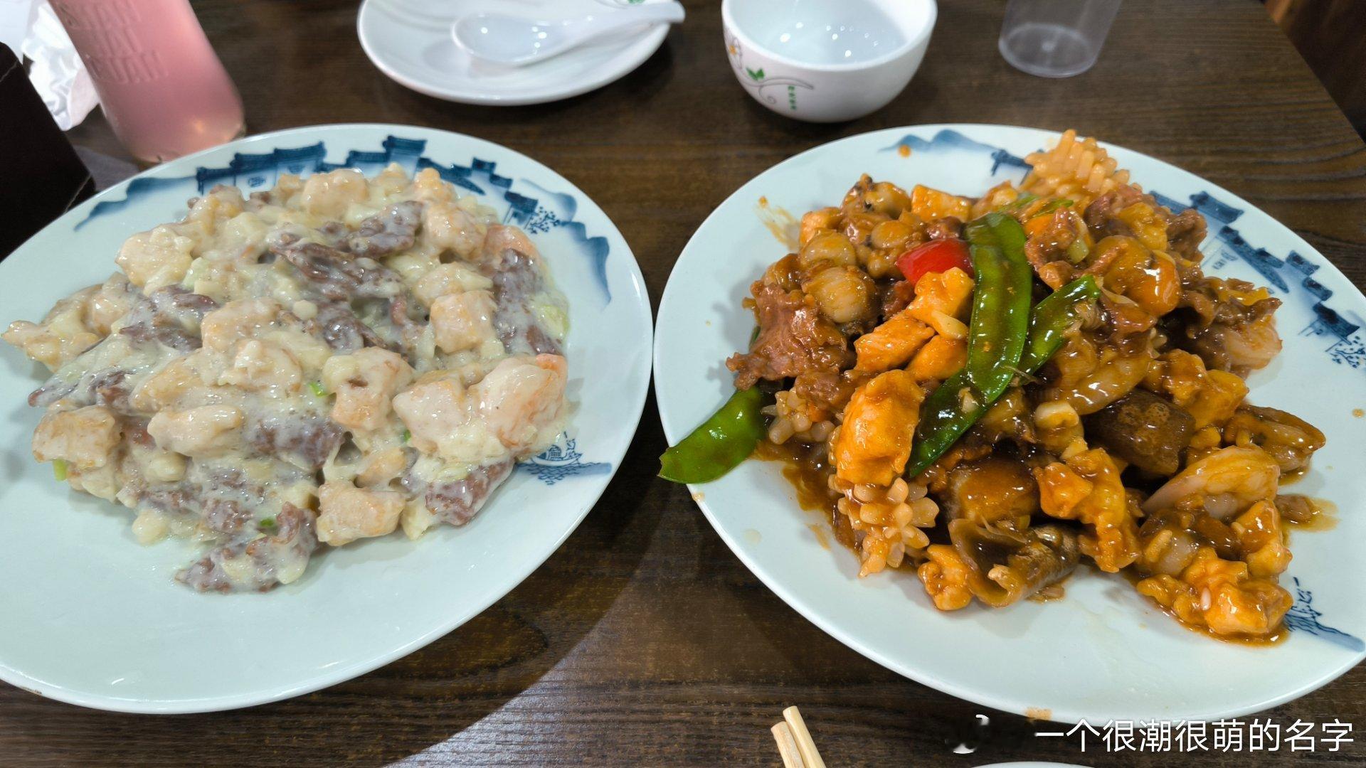 吃饭了，点了两个菜，奶爆三样，八珍豆腐，两碗米饭，一瓶汽水。量大，料足，味道不错