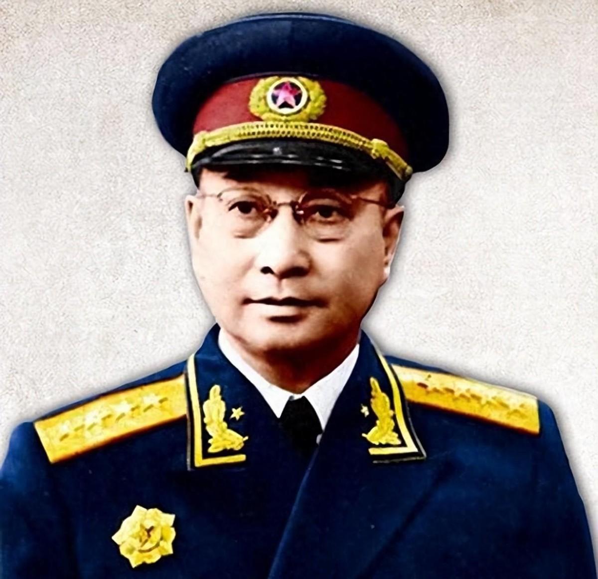 陈赓能力突出，为何多次无缘总参谋长职位，是否真的比粟裕更加适合这一重要岗位？
1
