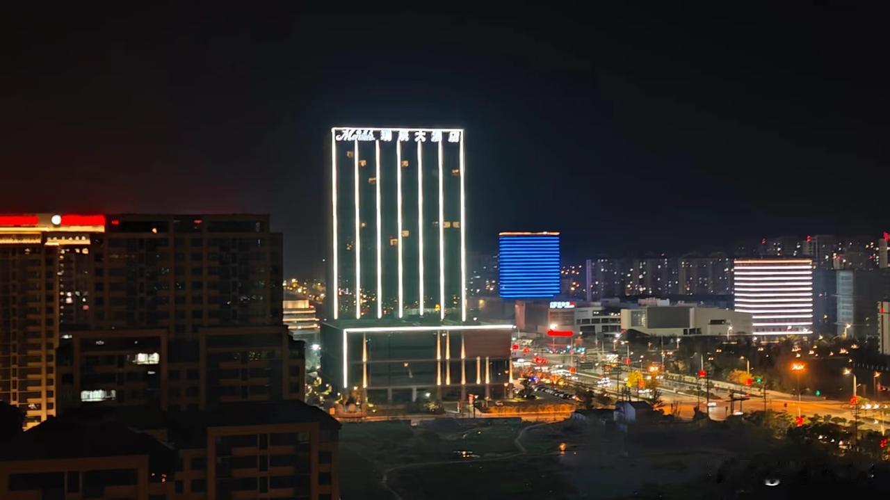 合肥北部城区夜景，阜阳北路城市中轴线！
虽然整个国内，城市建设放缓，但是曾经的高