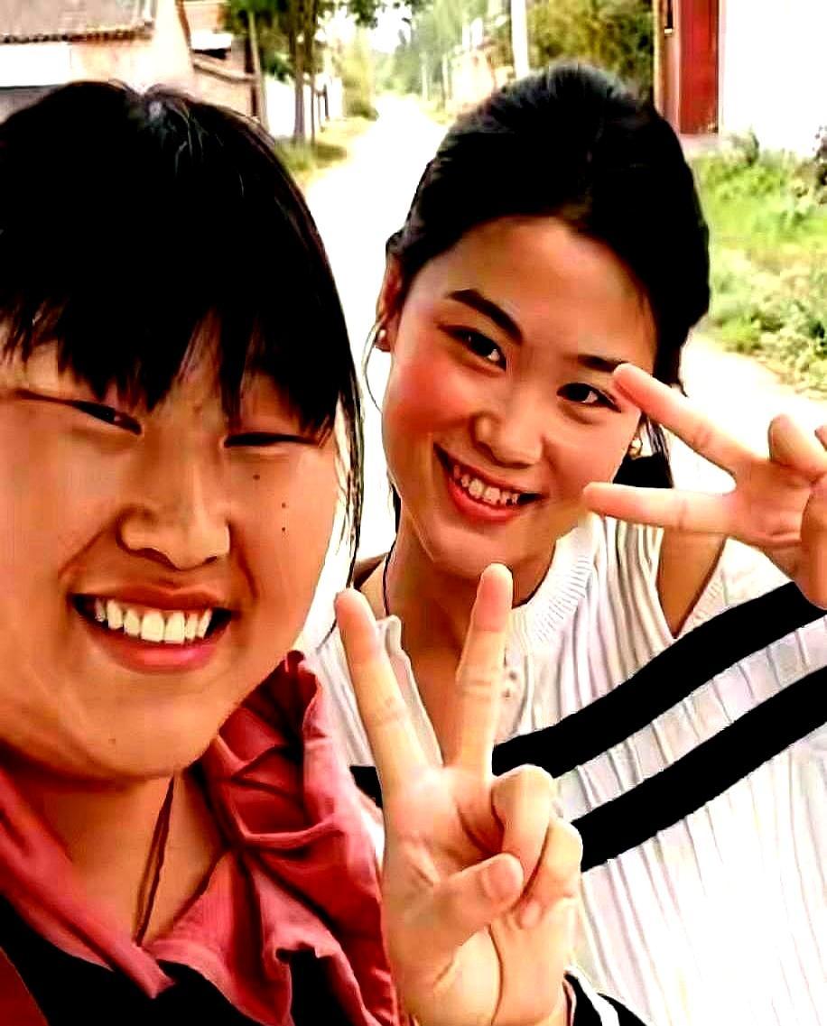 饭桌上，儿媳一口口喂丈夫，朱之文不但不恼，反而笑了。
 
陈萌夹起一块肉，吹了吹