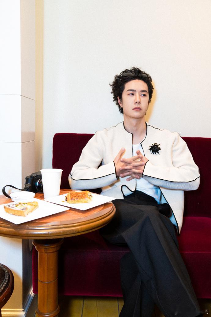 王一博对一条鱼喊了三次baby 王一博钓鱼现场也太可爱了，王一博对一条鱼喊了三次