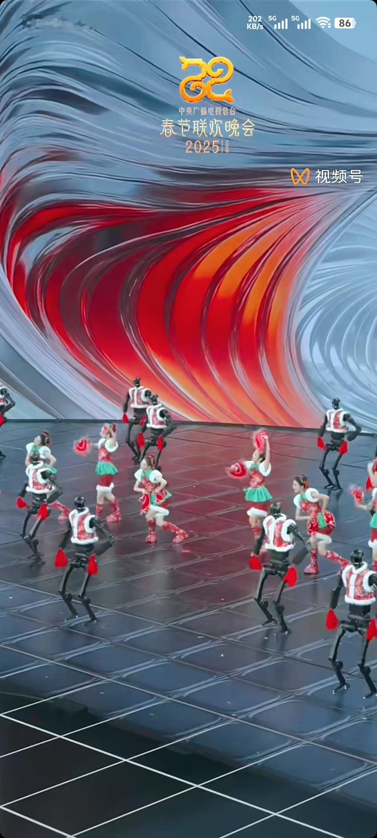 春晚  机器人比上次看的又升级了，扭的太可乐了 