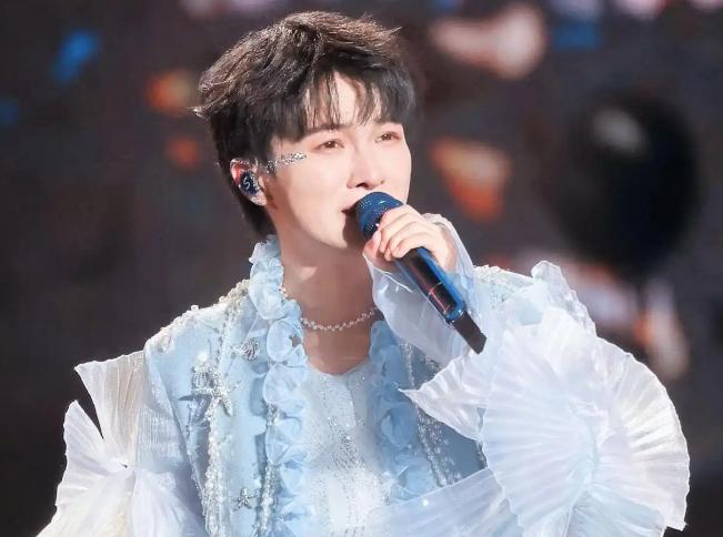 真是后怕，跟圈内的经纪人聊完才知道，周深那副嗓子根本不是寻常天赋，那些“如果中国