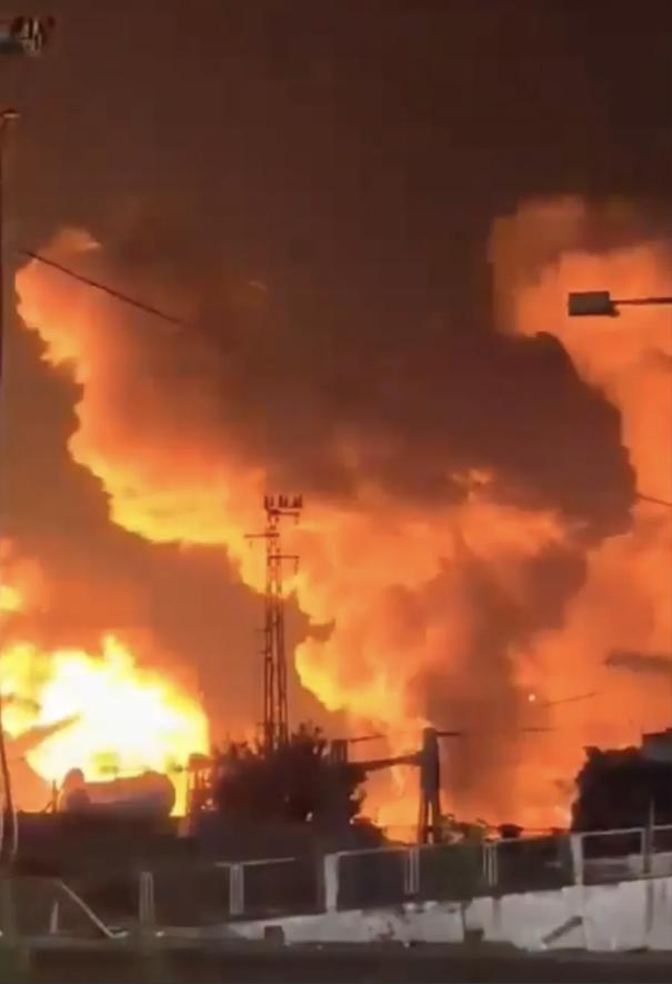 昨晚的以色列南部，简直成了人间炼狱。火光把夜空照得通红，刺鼻的毒气到处乱窜。三支