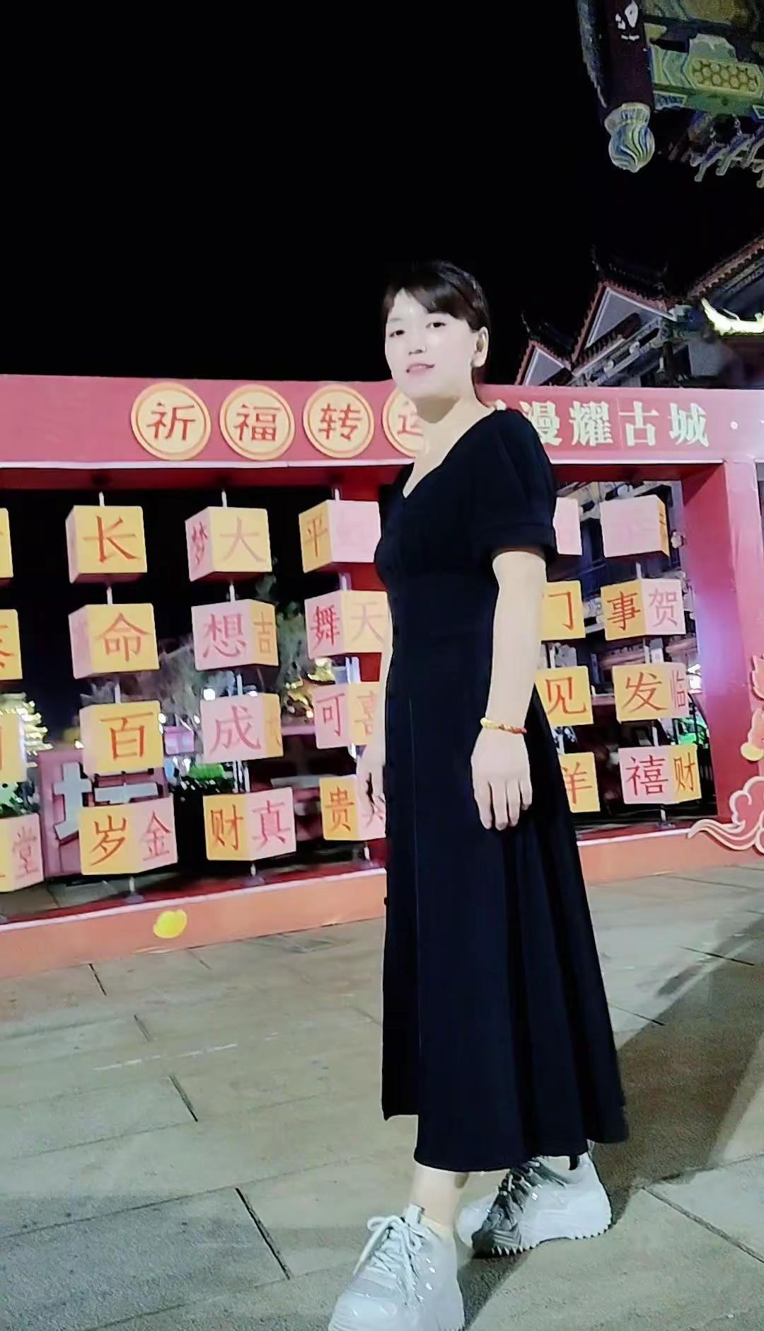 一个人在不在乎你？发个信息你就知道，在乎你的人，再忙他都要回你，不在乎你的人，假