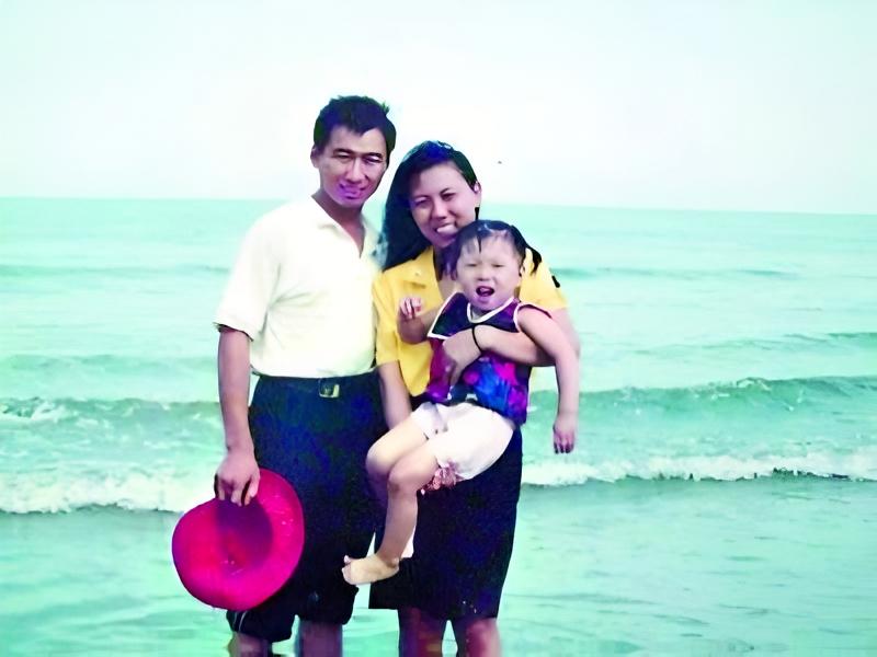 11月12日午后，一架自曼谷启程的航班平稳降落在华夏大地。身负国际刑警红色通缉令