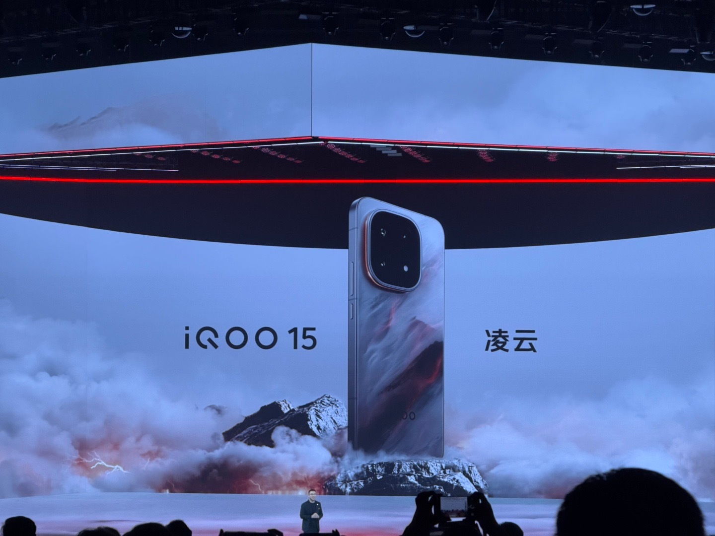 iqoo15 来了4款配色你更喜欢哪一个呢？这个新的凌云配色真的好蛮好看的[捂嘴