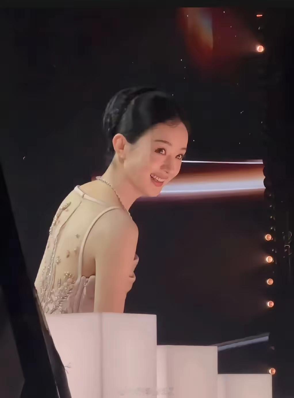 赵丽颖  姐姐听到有人叫她“颖宝”笑得好明媚啊😻丽:“在大家还一直在叫我颖宝的