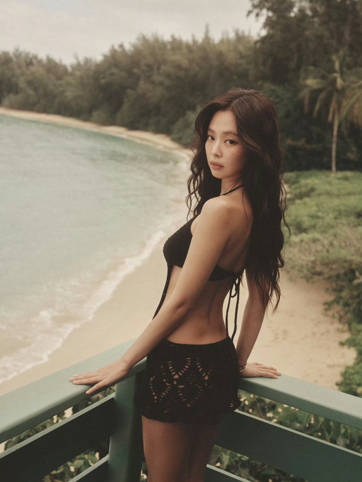 JENNIE × Frankies Bikinis 风格大赏