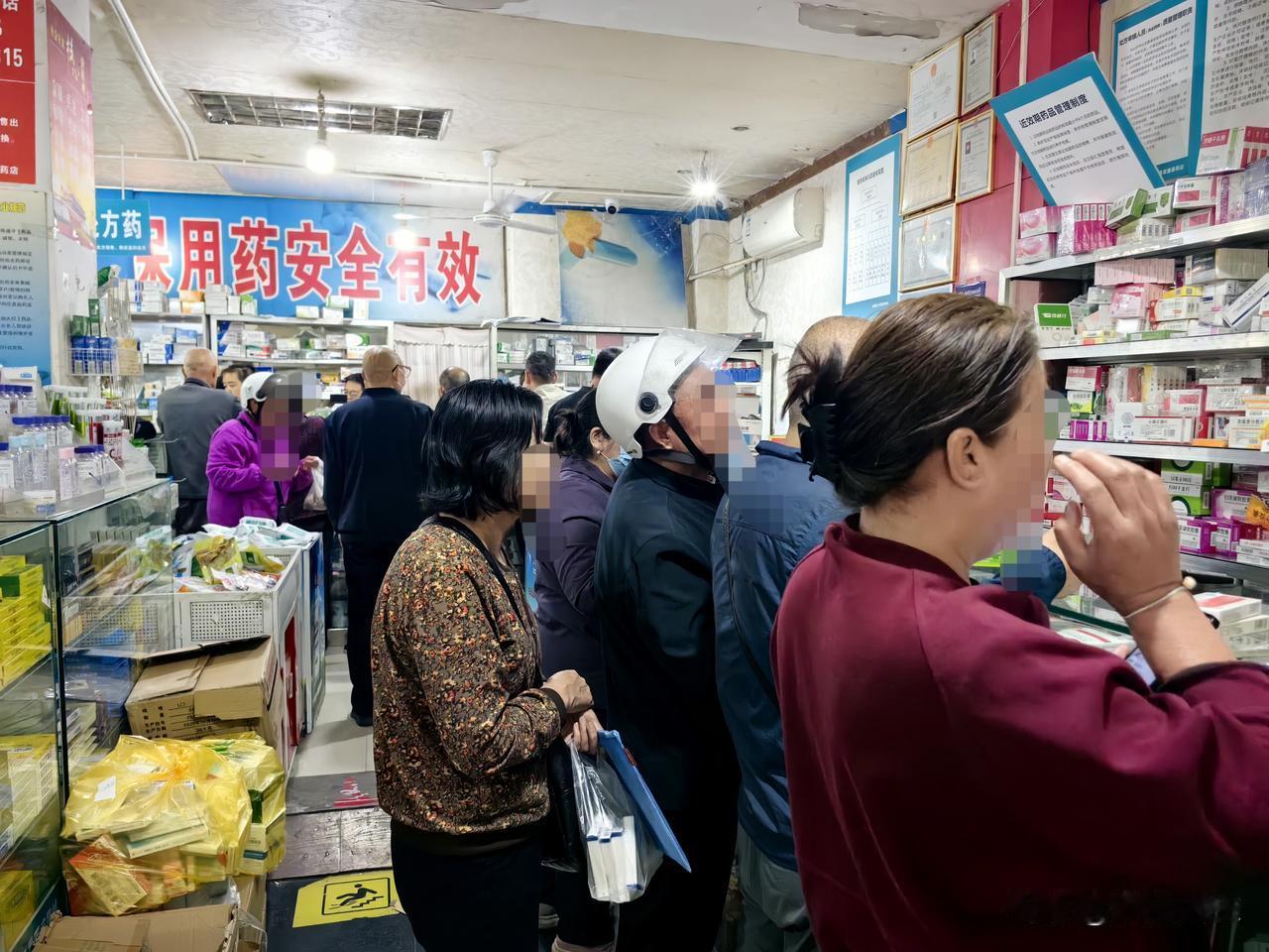 这个药店的生意很火爆，买药需要嘴快，手快，腿快，人流从开门到关门一直没有间断，生