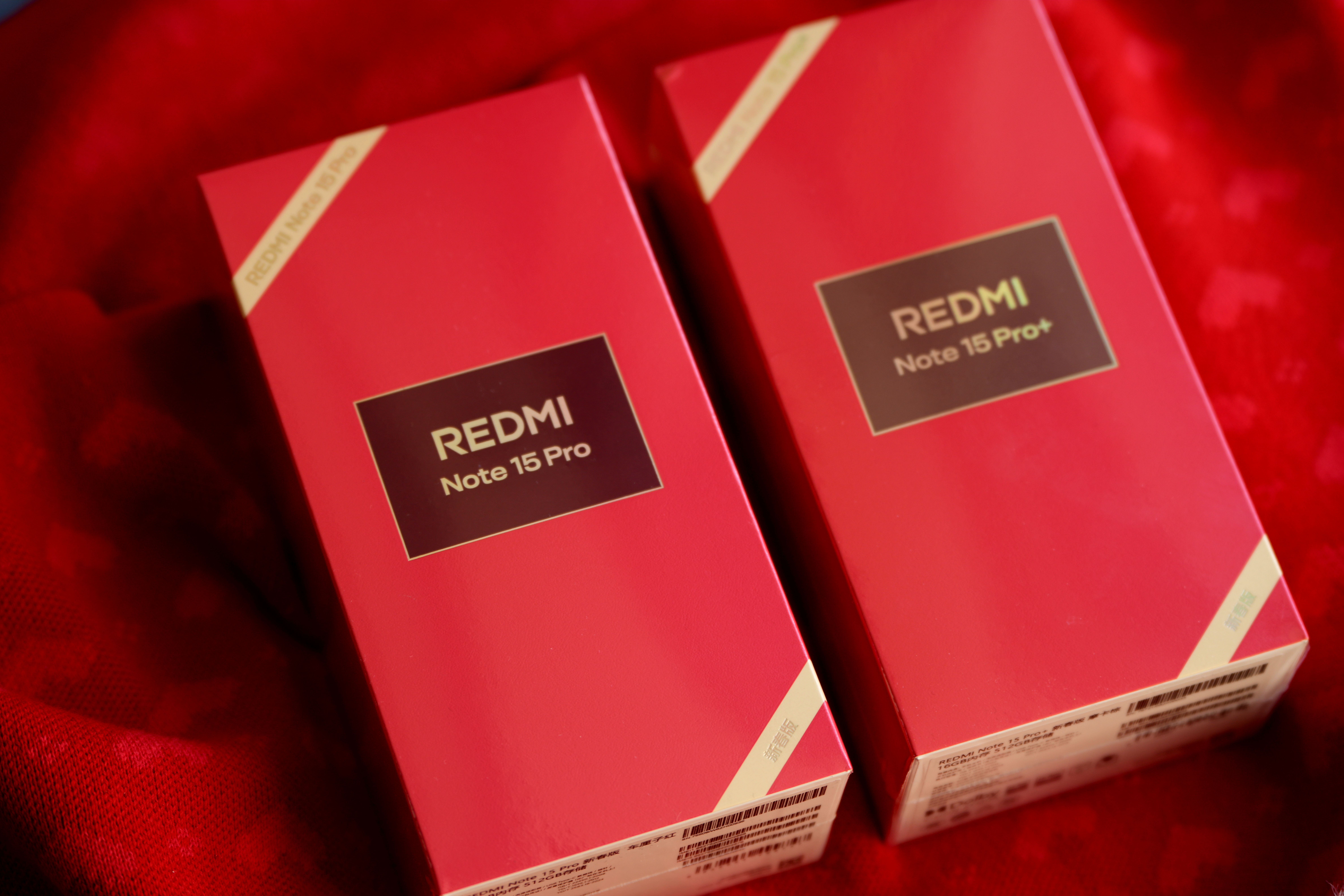 大家好，2026年来了，我给你们介绍下REDMINote15系列新春版 ，一个是