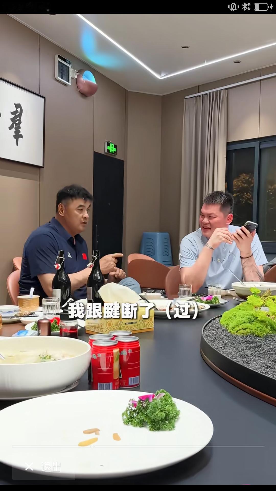 【老友相聚热情交流，战神刘玉栋谈到现在球员伤病简直与过去不堪一提。】刘玉栋说:我