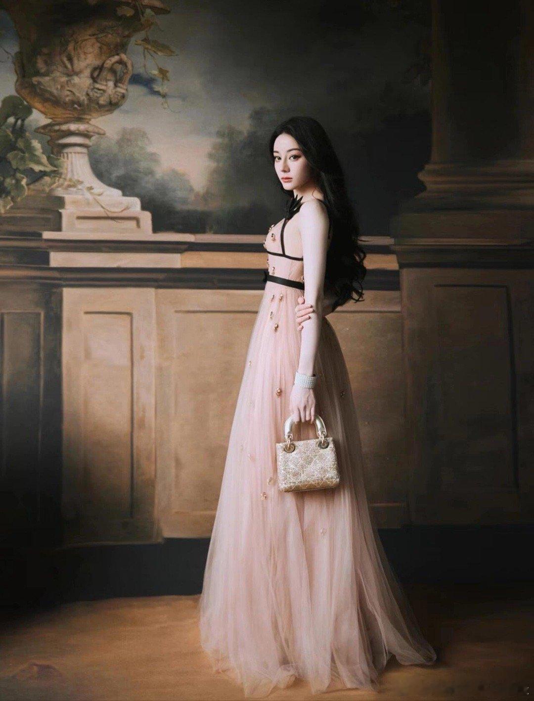 #迪丽热巴倾世美人配倾世之金##迪丽热巴传奇隽永之作#见证传奇隽永之作,迪丽猫猫