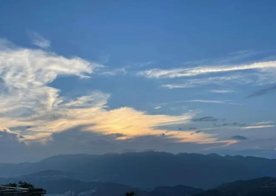 #每日生活记录#
清晨6点，随着窗外第一缕阳光悄悄溜进房间，我的一天在闹钟的轻柔