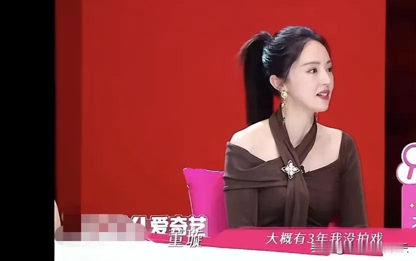 董璇和前婆婆也有矛盾，董璇生孩子的时候三年没有工作，前婆婆冷嘲热讽说我们家孩子要