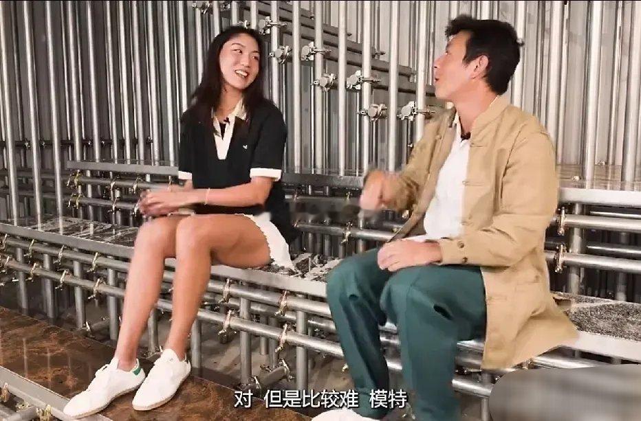 陈冠希采访王欣瑜，中文夹杂着英文，两人聊着聊着就开始用英文交流了，问题是两个人中