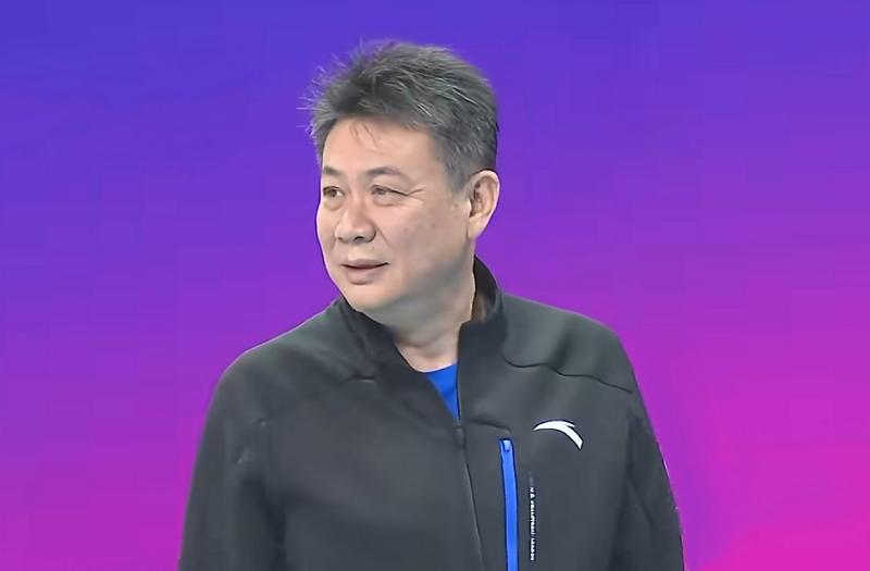 蔡斌兜兜转转，又成为了上海女排的主教练。
我们来看蔡斌的人生轨迹。
他于1966